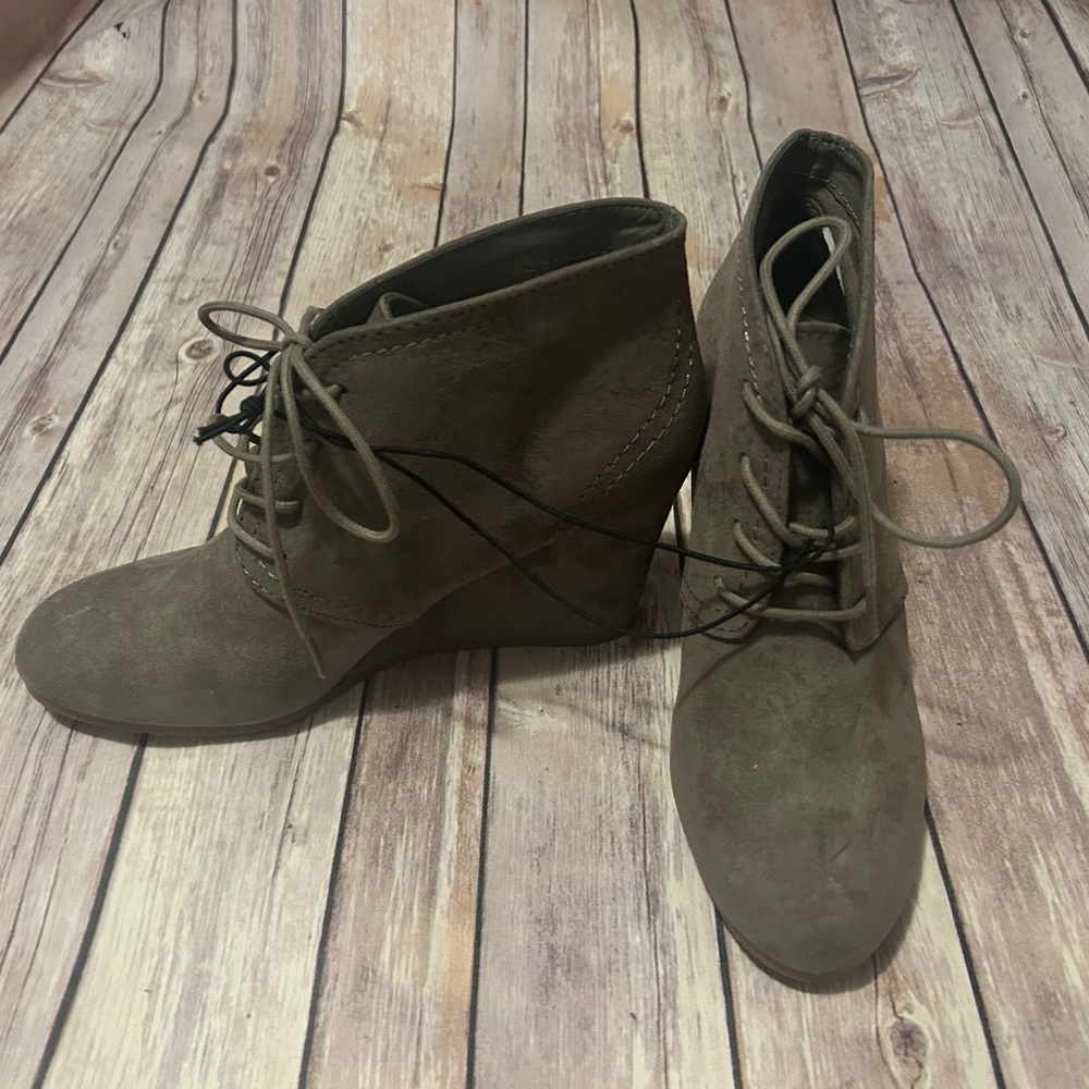 New AZ Lacie Mushroom Size 9 boots